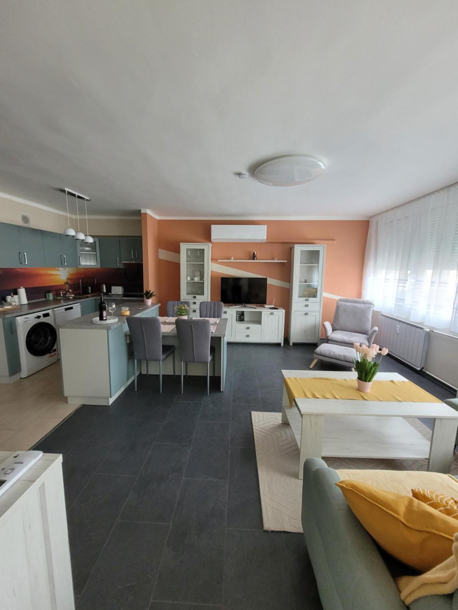 דירות Salgótarján Krisztina Apartman מראה חיצוני תמונה